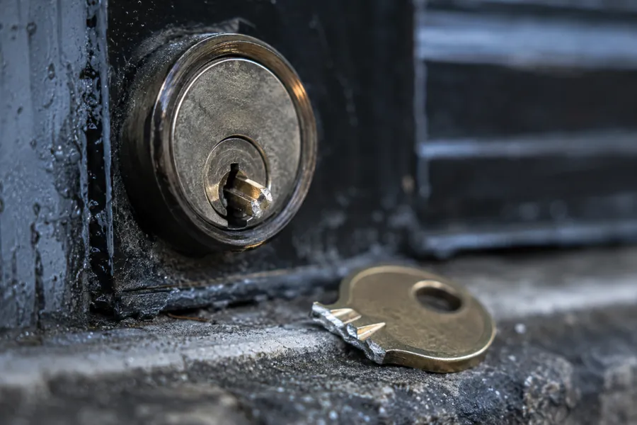 Llave partida dentro del bombín de una puerta, lista para extraer